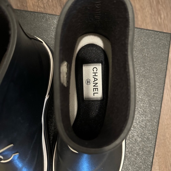 Chanel 2023 Rubber Wellington Caoutchouc CC Logo Top ankle rain boot Authentic - Picture 6 of 8